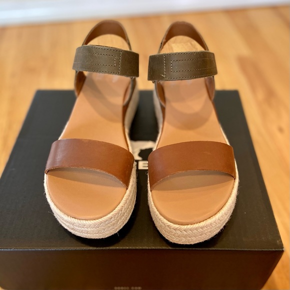 Cameron Flatform Sandal - Picture 2 of 5